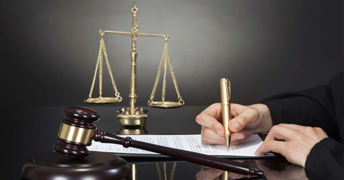 The best male lawyer - بهترین وکیل مرد